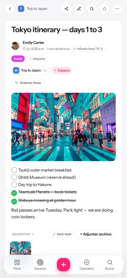 Una cápsula de Glim con una foto de Tokio, una checklist y etiquetas