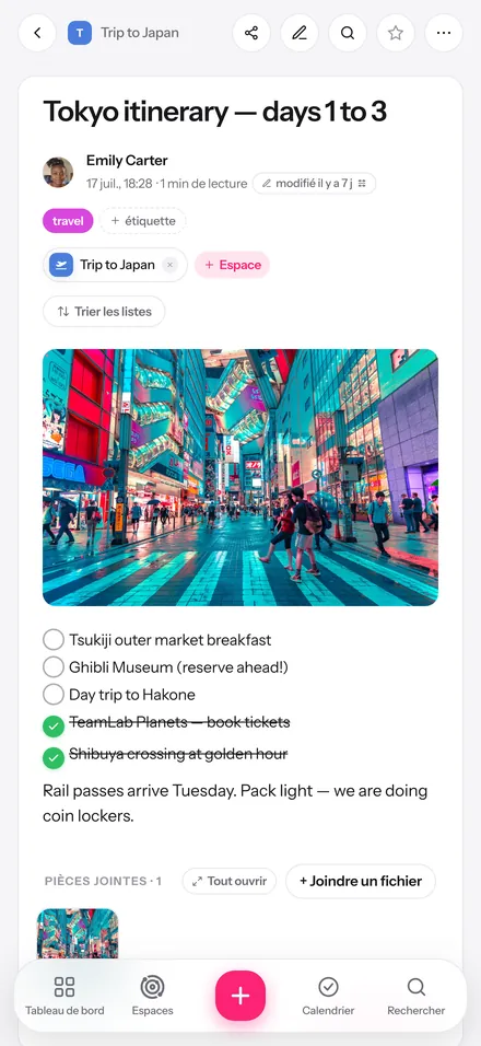 Une capsule Glim avec une photo de Tokyo, une liste et des étiquettes