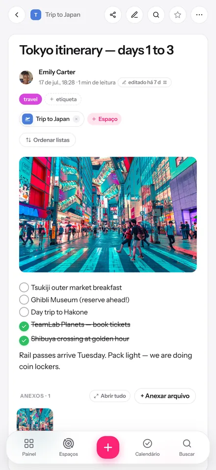 Uma cápsula do Glim com foto de Tóquio, checklist e etiquetas